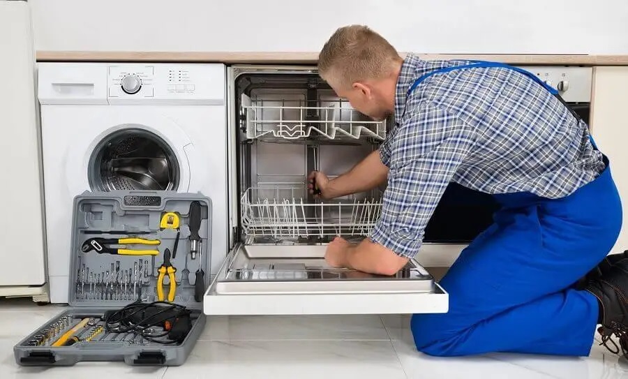 Çeşme Termodinamik servisi teknisyen ekibi beyaz eşya tamiri yaparken